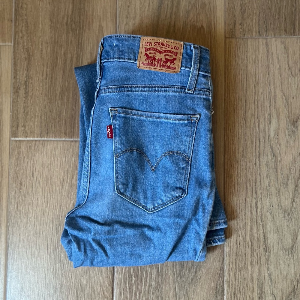 Levi's 725 High Rise Bootcut Jeans